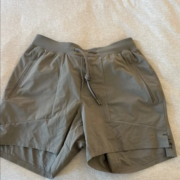 Lululemon Mens License to Train Short Size M Athletic Workout 3 excellent cond - Picture 5 of 8